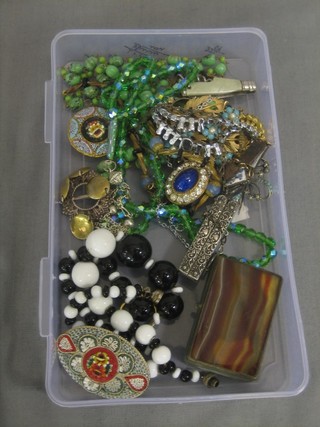 An agate box and a collection of costume jewellery