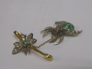 A lady's 18ct yellow gold bar brooch in the form of a spider and fly, set diamonds, emeralds and rubies