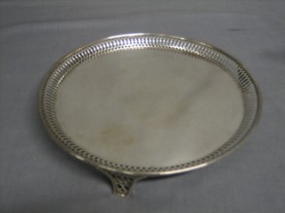 An Edwardian circular silver salver with pierced border, raised on 3 pierced panel supports Sheffield 1908, 8 ozs