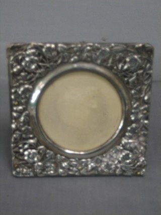 An Edwardian pierced silver easel photograph frame, London 1902 5"