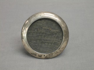 A circular silver easel photograph frame Birmingham 1918 3"