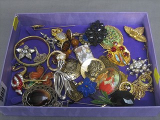A collection of various costume brooches etc