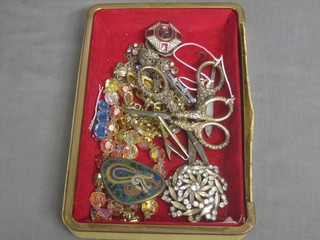 A small quantity of costume jewellery