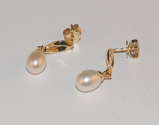 A pair of 9ct yellow gold drop earrings set fresh water pearls