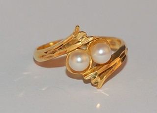 A gold dress ring set 2 pearls