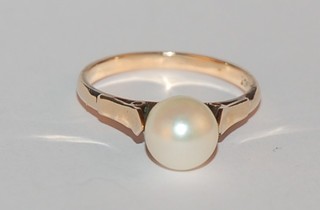 A 9ct gold dress ring set a pearl
