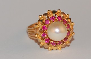 A gold dress ring set rubies and pearls