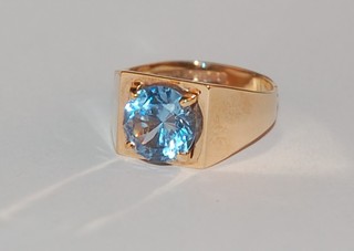 A 9ct gold dress ring set a blue stone