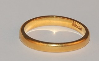 A 22ct gold wedding band