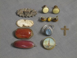 2 oval agate brooches, a shell carved cameo portrait, a Continental enamelled brooch and a small collection of costume jewellery