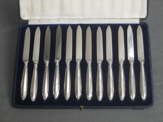 12 silver handled tea knives, Sheffield 1921, cased