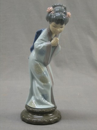 A Lladro figure of a bowing Geisha girl no. 4989 8"