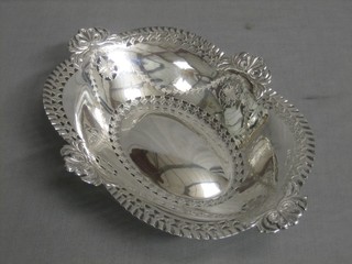 A Victorian pierced boat shaped silver bowl, Sheffield 1896 8 ozs