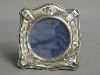 An Edwardian circular silver easel photograph frame 5" Chester 1911