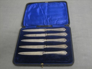 A set of 5 silver handled tea knives, Sheffield 1923, cased