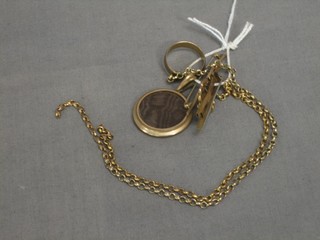 A gilt metal locket, 2 gilt metal brooches, a gilt metal ring and a gilt metal chain (f)