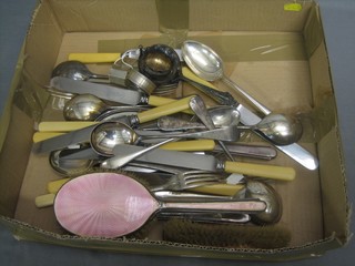 2 silver napkin rings, a tea strainer, a 3 piece silver and pink enamel backed dressing table set