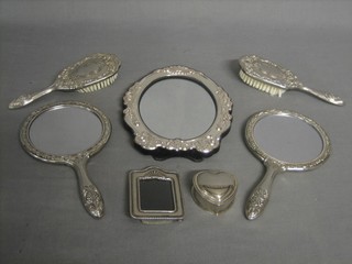 An oval plate mirror contained in a silver plated frame 9 1/2", a 6 piece silver plated dressing table set, an easel mirror, a heart shaped trinket box and a string of freshwater pearls, dress ring and matching earrings cased