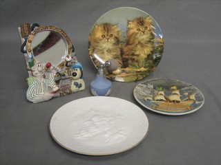 A Wedgwood blue Jasperware perfume atomiser 3", a circular blue glass paperweight 2", an Avon 1985 Christmas plate, a Royal Doulton plate decorated 2 cats, a plaster plate decorated The May Flower and an easel mirror decorated Wallace and Gromit