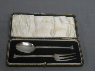 A silver christening set comprising nail head knife and fork, London 1923, 1 ozs, cased