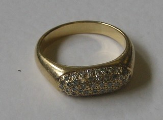 A gentleman's 18ct gold dress ring set diamonds