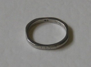 A platinum wedding band