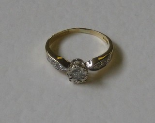 A lady's 18ct yellow gold dress ring with illusion set diamond to the centre and diamonds to the shoulders, approx 0.25ct