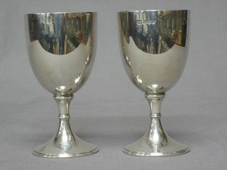 A pair of silver goblets, Birmingham 1976, 11 ozs