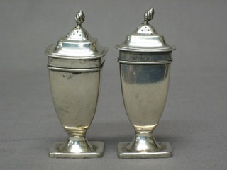 A pair of Georgian style Edwardian silver pepperettes Birmingham 1902, 4 ozs 