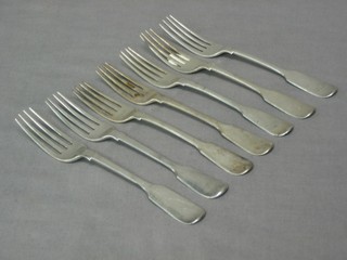 A harlequin set of 6 George III and later silver fiddle pattern pudding forks 9 ozs