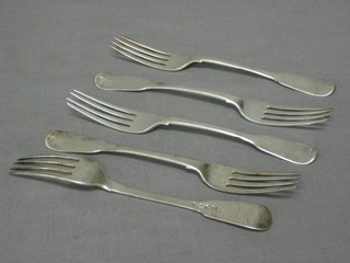 4 George III fiddle pattern pudding forks, London 1817, 5 ozs