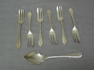 A set of 6 silver pastry forks Birmingham 1927 and a silver jam spoon Birmingham 1900 4 ozs