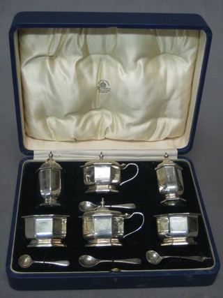 A Mappin & Webb Art Deco silver 6 piece condiment set with pair of peppers, pair of salts with blue glass liners, 2 mustards (no liners) and 3 silver condiment spoons, Birmingham 1935, 7 ozs, cased 