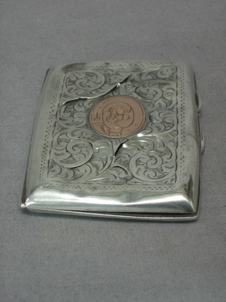 An embossed silver cigarette case with gold panel to the centre, 1 oz (heavily dented)