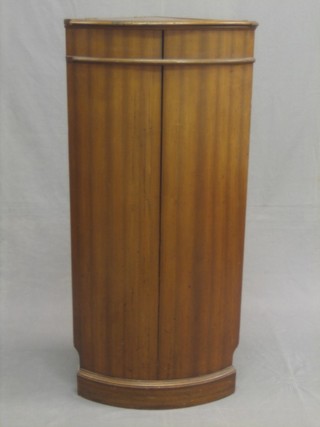 A 19th Century mahogany corner cabinet with hinged lid 19"