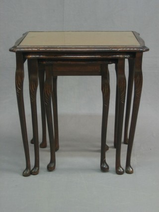 A nest of 3 Georgian style mahogany interfitting coffee tables with inset tooled leather surfaces, raised on cabriole supports 21"