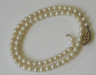A rope of cultured pearls (f)