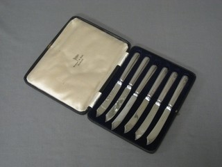 A set of 6 silver plated tea knives with reeded handles by Walker & Hall, cased