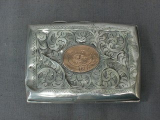 An embossed silver cheroot case with gold panel to the centre, 1 oz (heavily dented)