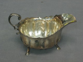 A silver sauce boat with C scroll handle, Birmingham 1906 3 ozs