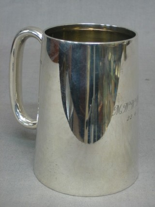 An Edwardian silver pint tankard, Sheffield 1907, 13 ozs