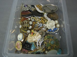 A collection of various brooches etc
