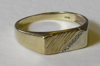 A gentleman's gold signet ring