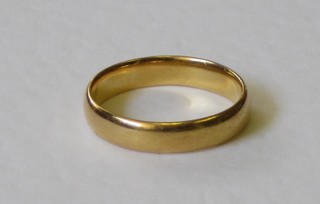 A 22ct gold wedding band