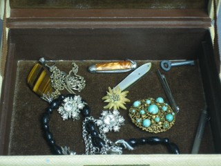 2 folding pocket knives, a silver Langtree watch chain and a small quantity of costume jewellery contained in a leather case