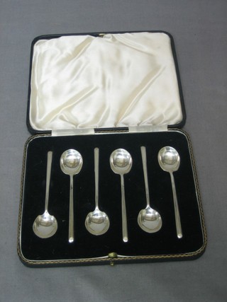 A set of 6 silver coffee spoons, Sheffield 1935 1 ozs, cased