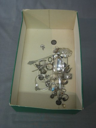 A collection of silver costume jewellery etc