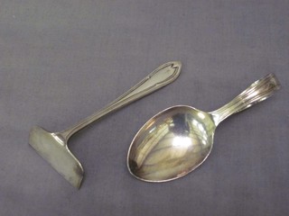 A childs silver spoon and pusher, Birmingham 1945, 1 oz