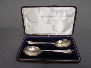 A pair of Edwardian silver serving spoons, Sheffield 1906, 8 ozs, cased