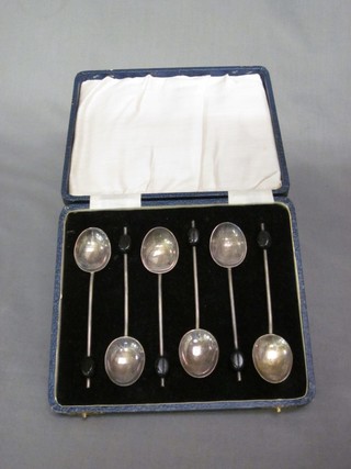 A set of 6 silver bean end coffee spoons, Birmingham 1934, cased 